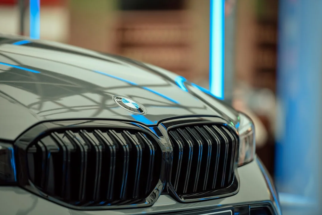 Primo piano della griglia anteriore e del cofano di una berlina BMW