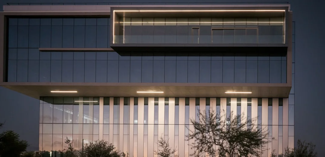 Edificio aziendale moderno con facciate in vetro illuminato al tramonto